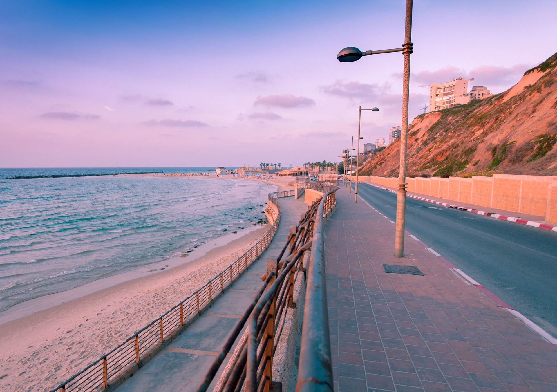 Descente à la plage de Sironit dans la ville de Netanya au coucher du soleil. Promenade le long de la mer. Israël