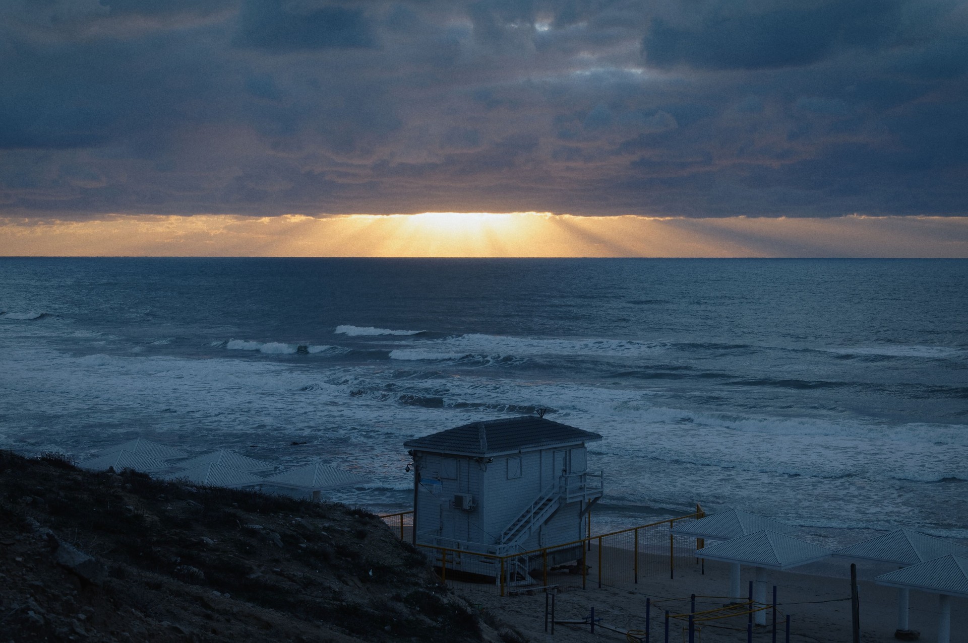 Belle vue sur le coucher de soleil depuis la plage d’Argaman à Netanya