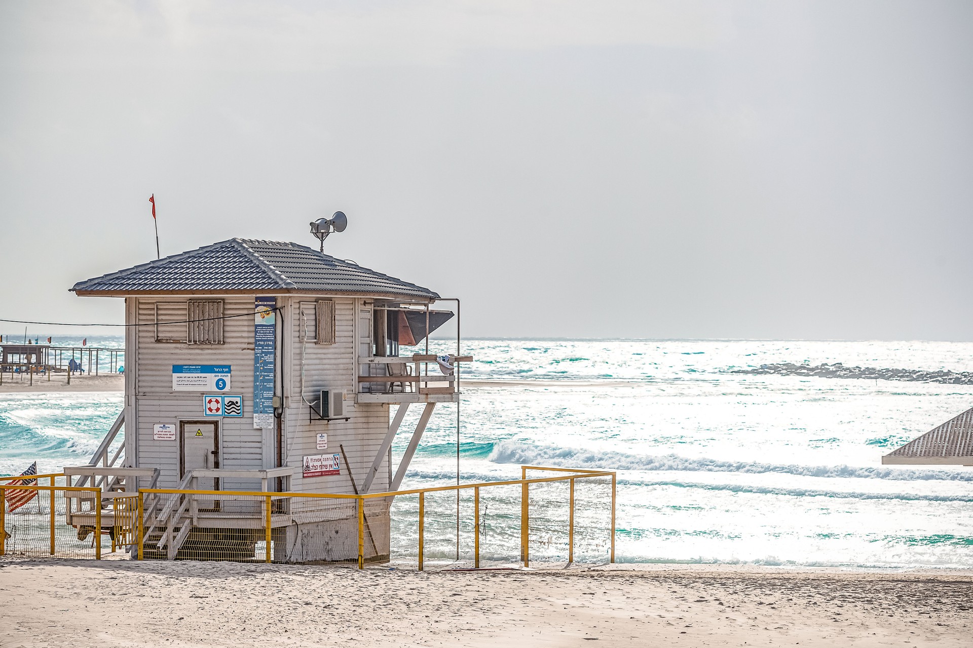 Netanya (Israël), maison de sauveteur en bord de mer sur la mer Méditerranée à l’aube du jour